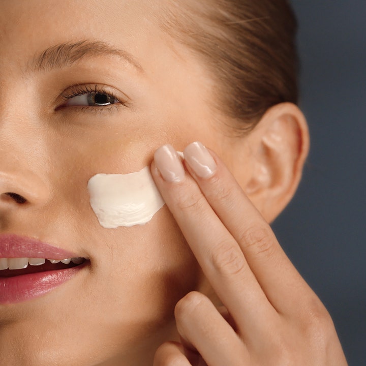 Estée Lauder Revitalizing Supreme + Night Cream 50 ml nattkrem med fyldig hvit tekstur som strykes over kinnet.