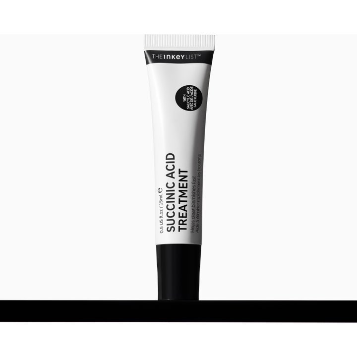 The INKEY List Succinic Acid Treatment 15 ml kvisebehandling i hvit tube med lysegrønn kremtekstur på toppen