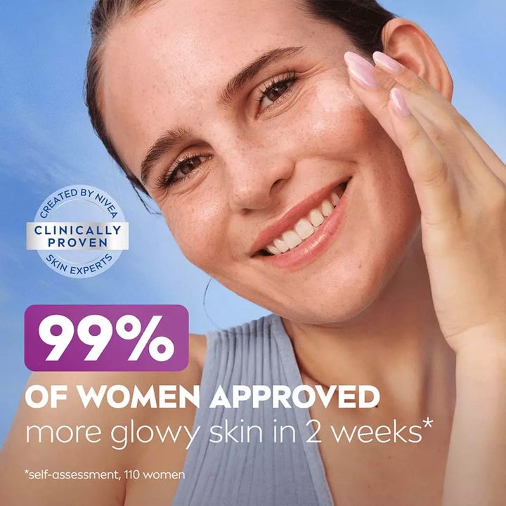 NIVEA Luminous630 Skin Glow 15 ml øyeserum gir glød til smilende kvinne mot blå himmel