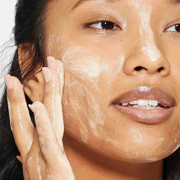 Dermalogica Daily Milkfoliant Duo 148 g eksfoliering som påføres ansiktet for en glødende hud