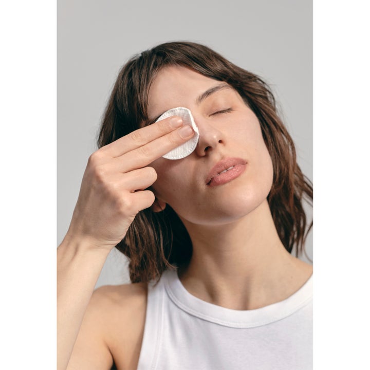 Jorgobé Micellar Cleansing Water 150 ml micellærvann som fjerner sminke med bomullspad over lukket øye.