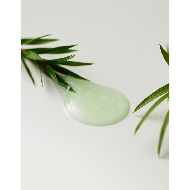 Some By Mi Aha-Bha-Pha 30 Days Miracle Serum 50 ml ansiktsserum med en lysegrønn tekstur ved siden av grønne blader