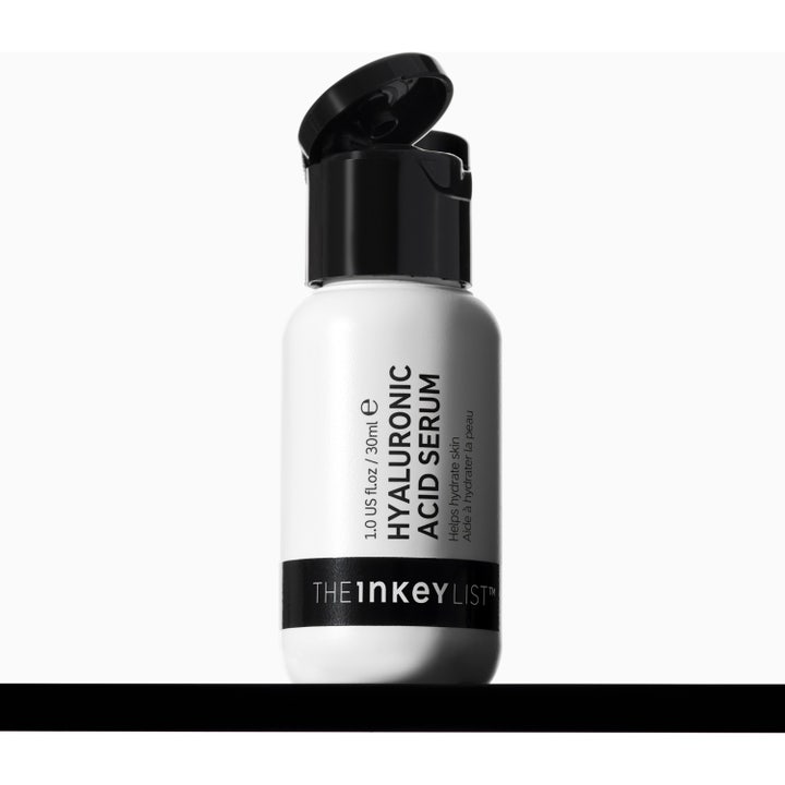 The INKEY List Hyaluronic Acid Serum 30 ml fuktighetsgivende ansiktsserum viser klare og lette dråper av teksturen.