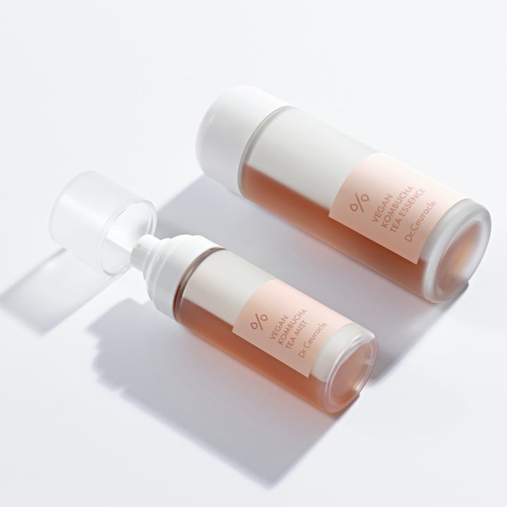 Dr. Ceuracle Vegan Kombucha Tea Mist 80 ml og essence i frostede glassflasker som gir fuktighet.