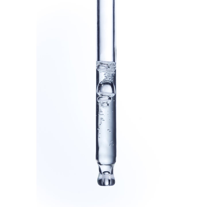 Klairs EGF Blue AC Calming Serum 50 ml beroligende serum i en glasspipette med klar tekstur og luftbobler