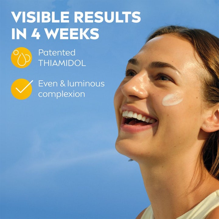 NIVEA UV Face Luminous630 40 ml solkrem mot pigmentflekker viser kvinne med strålende hud i sollys