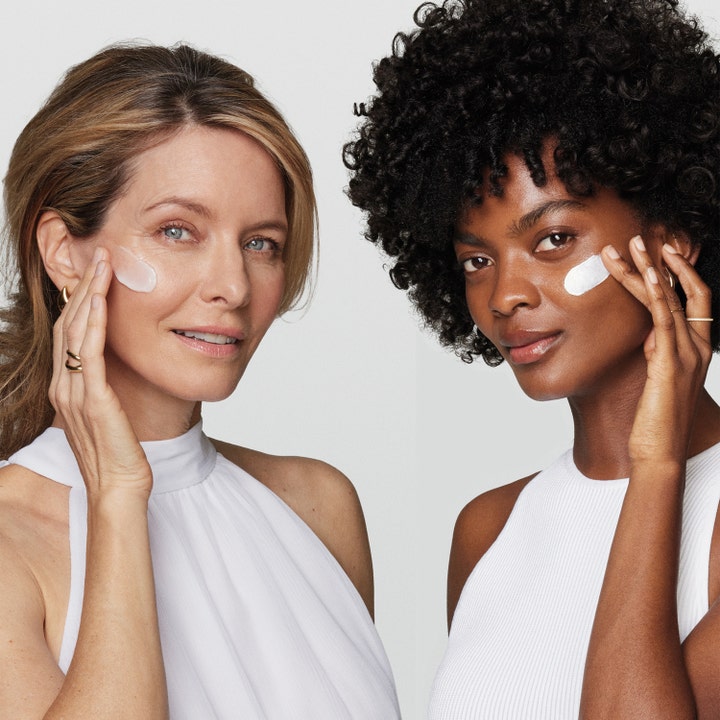 Estée Lauder DayWear 24H Moisture Creme 50 ml fuktighetsgivende dagkrem som påføres av to kvinner på kinnene