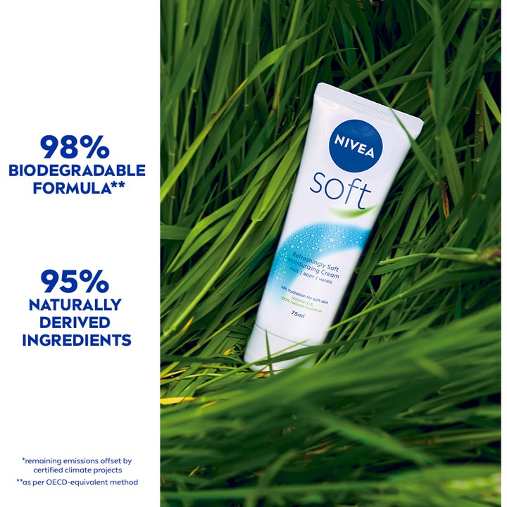 NIVEA Soft 75 ml fuktighetskrem i hvit tube plassert i grønt gress med 98 prosent biologisk nedbrytbar formel.