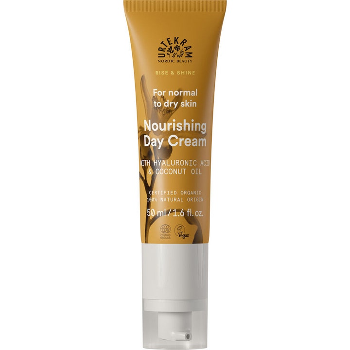 Urtekram Nourishing Day Cream 50 ml gir næring til tørr hud i en okergul tube med hvit pumpe og gjennomsiktig kork