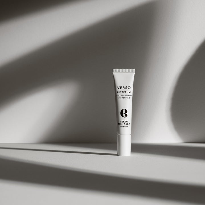 Verso N°9 Lip Serum 15 ml foryngende leppeserum med retinol 8 i hvit tube stående i minimalistisk lys og skygge