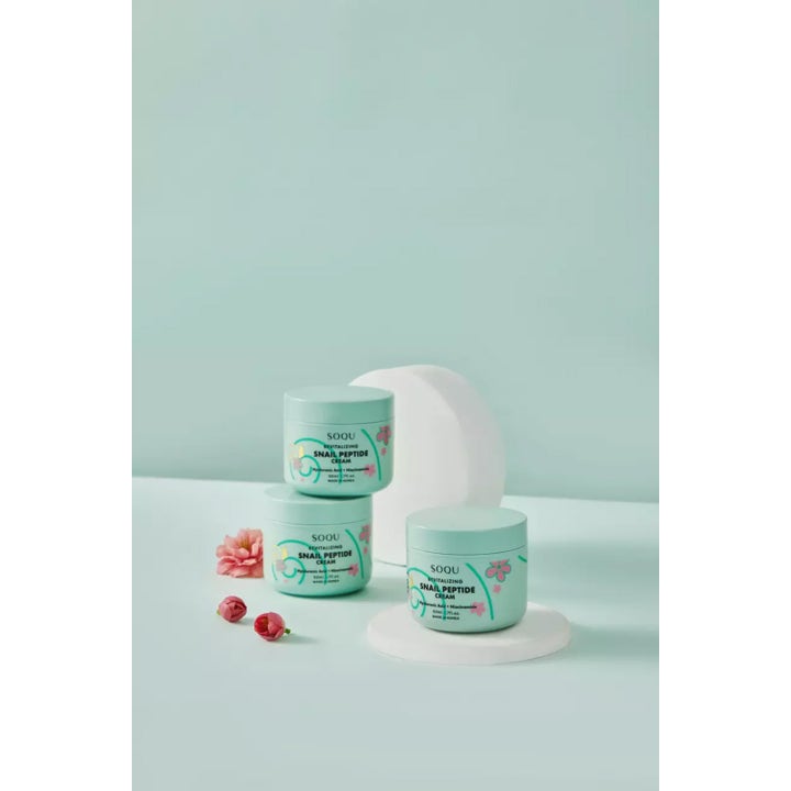 SOQU Snail Peptide Cream 50 ml fuktighetsgivende ansiktskrem i lysegrønne krukker pyntet med rosa blomster