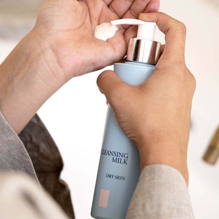 Beauté Pacifique Cleansing Milk Dry Skin 200 ml ansiktsrengjøring der hvit kremet tekstur pumpes ut i en hånd