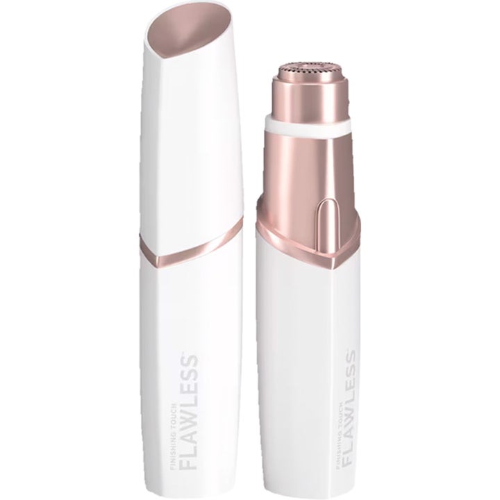 Finishing Touch Flawless ansiktshårfjerner gir glatt hud i elegant hvit og rosegull hylse med roterende hode.