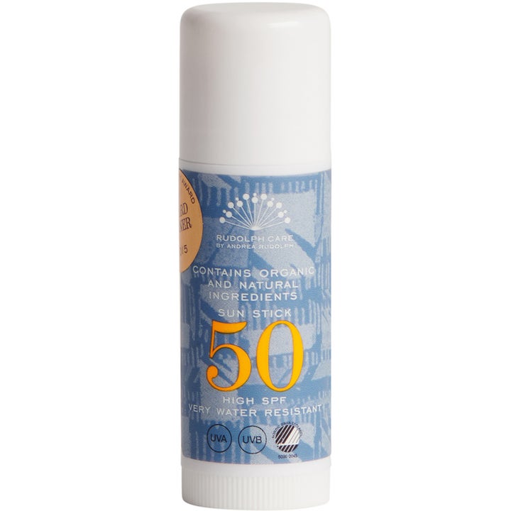 Rudolph Care Sun Stick SPF 50 15 ml vannavstøtende solbeskyttelse i hvit stift med blått mønster.