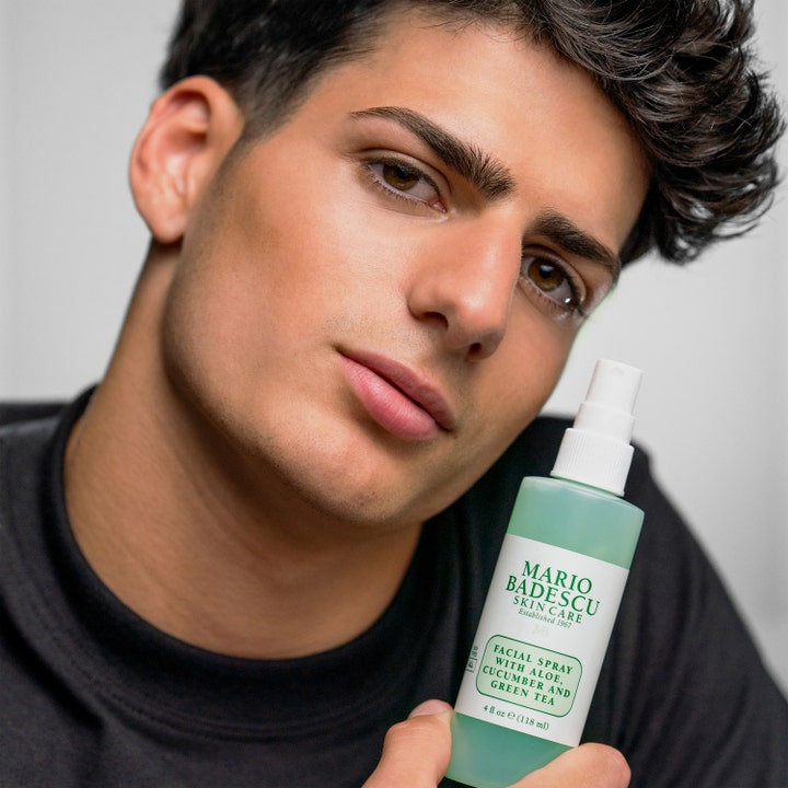 Mario Badescu Facial Spray Aloe, Cucumber & Green Tea 118 ml oppfriskende face mist som holdes av en mann