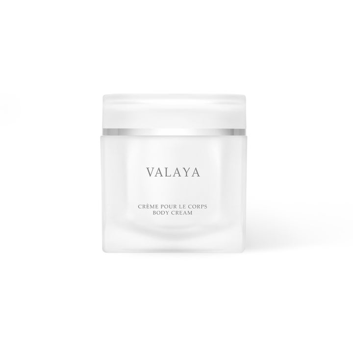 Parfums de Marly Valaya 200 ml fuktighetsgivende kroppskrem i en elegant frostet hvit glasskrukke med sølvbånd