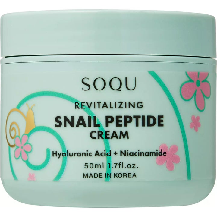 SOQU Revitalizing Snail Peptide Cream 50ml revitaliserende ansiktskrem i lysegrønn krukke med rosa blomster.