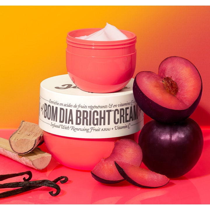Sol de Janeiro Bom Dia Bright Cream 240 ml glødgivende body lotion med Vitamin C og AHA i rosa krukke med plommer