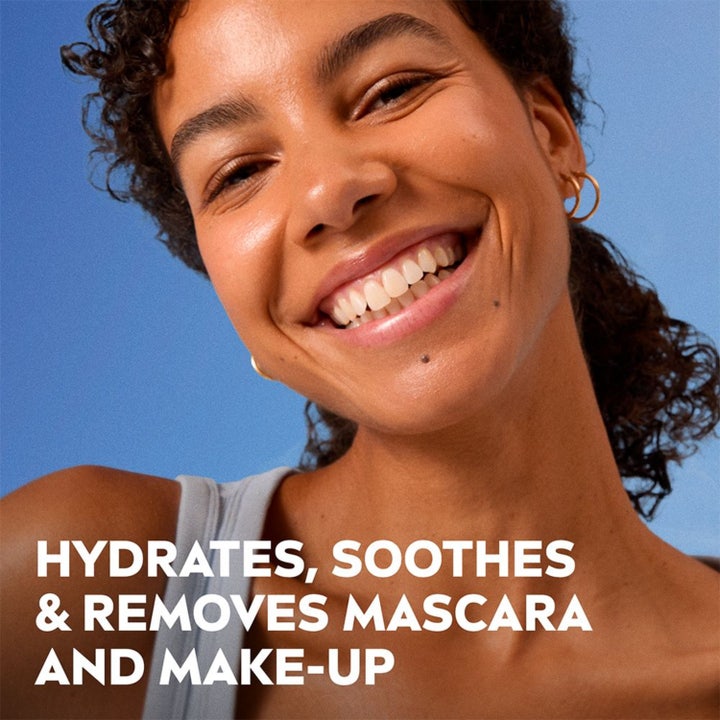 NIVEA Gentle Eye Make-Up Remover 125 ml sminkefjerner viser en smilende kvinne med ren og fuktet hud.