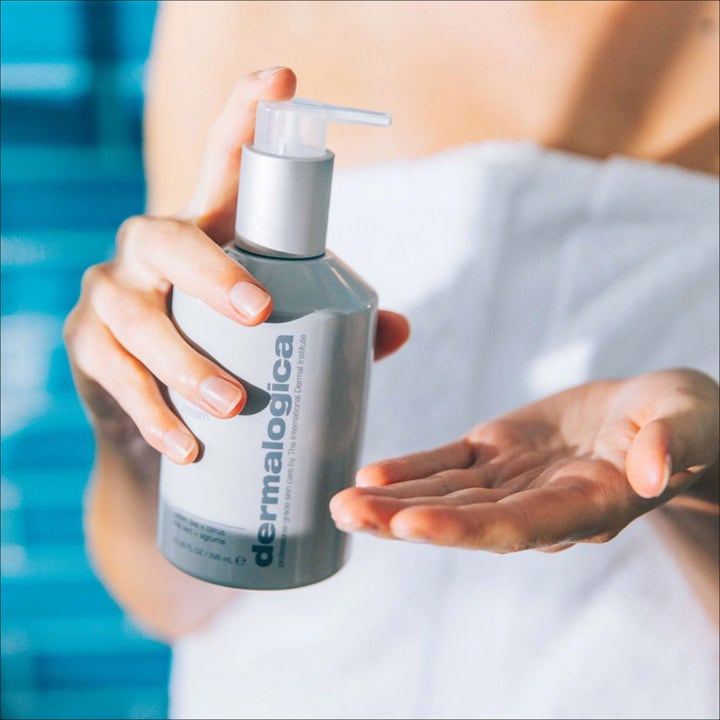 Dermalogica Body Hydrating Cream 295 ml fuktighetsgivende kroppskrem i grå pumpeflaske brukt i en baderomsetting
