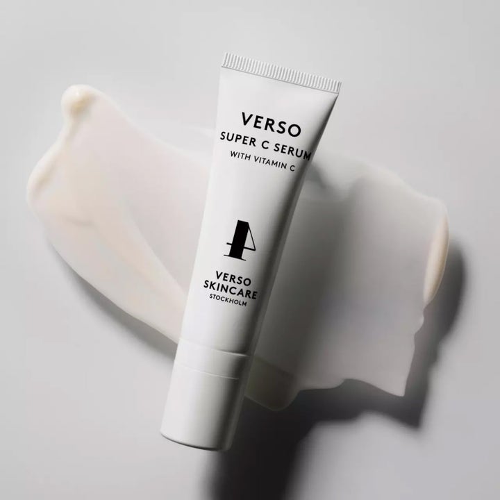 Verso Super C Serum 30 ml glødgivende ansiktsserum i hvit tube oppå en fyldig hvit kremtekstur.