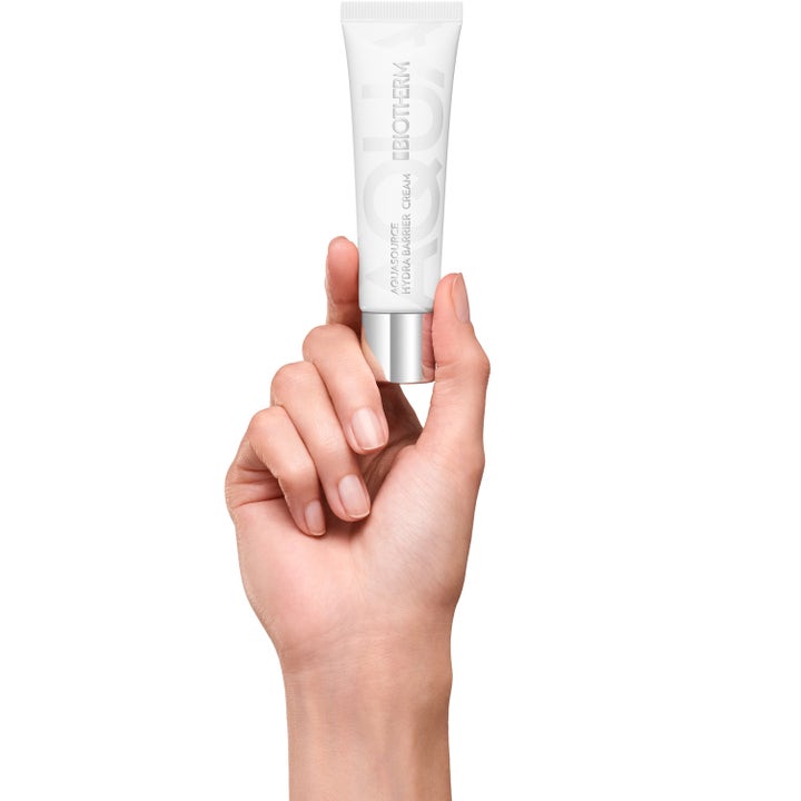Biotherm Aquasource Hydra Barrier Cream 30 ml fuktighetskrem i hvit tube som holdes opp av en hånd
