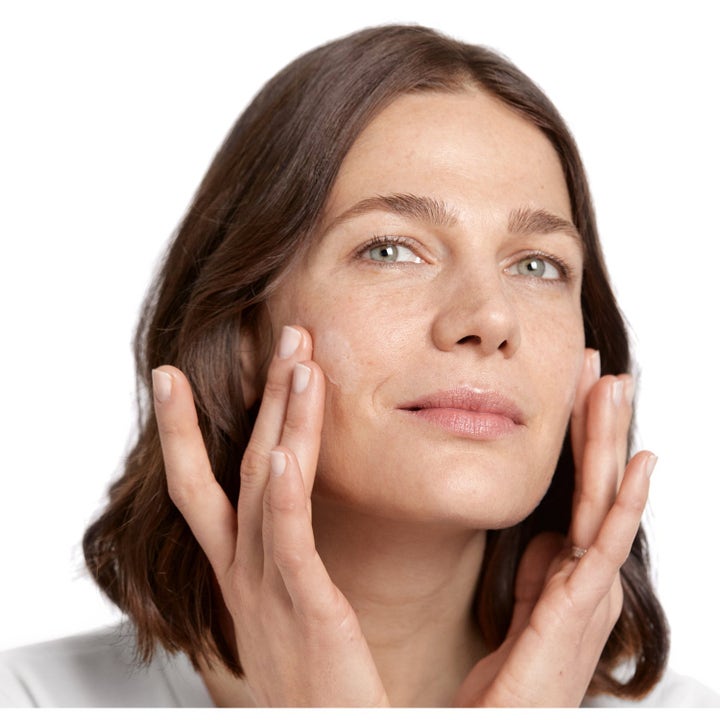 Clinique Smart Clinical Repair 65 ml rynkekorrigerende krem påføres i ansiktet for å redusere linjer.