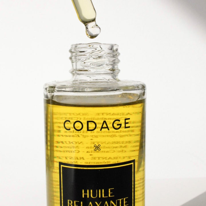 Codage Paris Relaxing Oil 100 ml beroligende kroppsolje i glassflaske med pipette som drypper gyllen olje