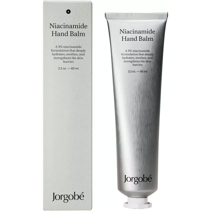 Jorgobé Niacinamide Hand Balm 65 ml styrkende handkrem i sølvfarget tube og hvit eske som beroliger huden.