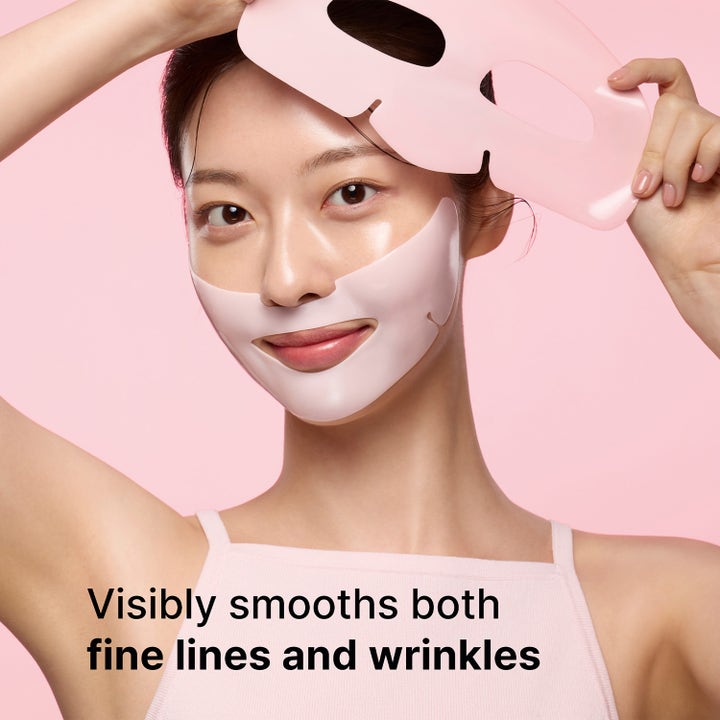 Dr.Jart+ Cryo Rubber Firming Mask 36 g ansiktsmaske på kvinne som viser hvordan den glatter ut rynker.