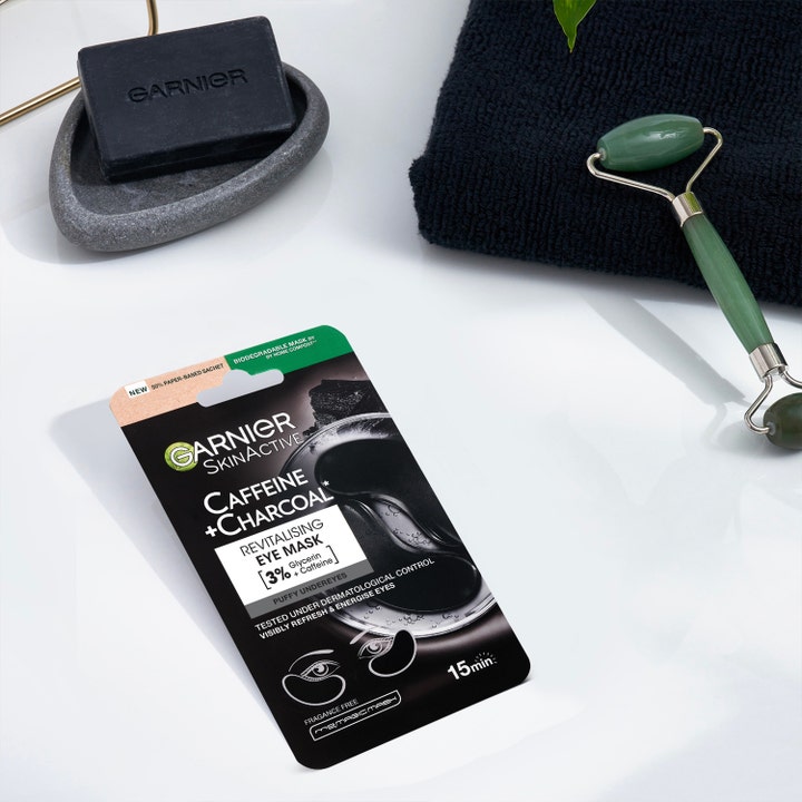Garnier Skin Active Caffeine + Charcoal 5 g øyemaske i pose med jade-rulle og kullsåpe