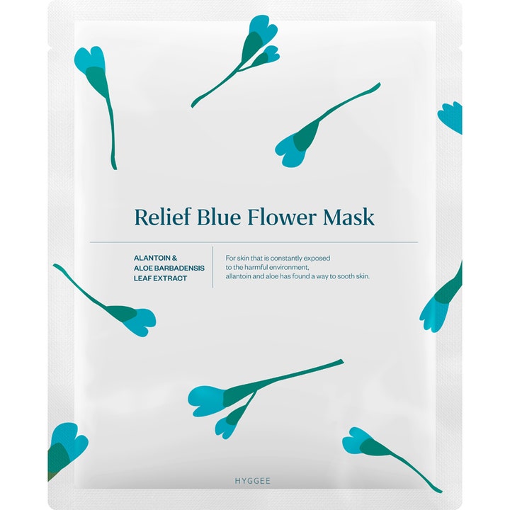 Hyggee Relief Blue Flower Mask 1 stk beroligende ansiktsmaske i hvit forpakning med blå kronblader