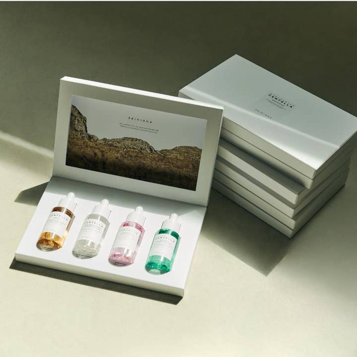 SKIN1004 Madagascar Centella Ampoule Kit 120 ml gir pleie med fire fargerike glassampuller i en elegant hvit gaveeske.