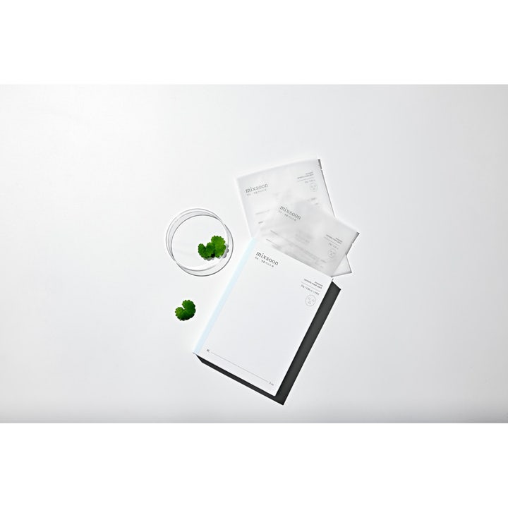 Mixsoon Centella Mask Pack 5 stk 25 g beroligende ansiktsmaske i hvit eske med grønne blader i en glasskål.