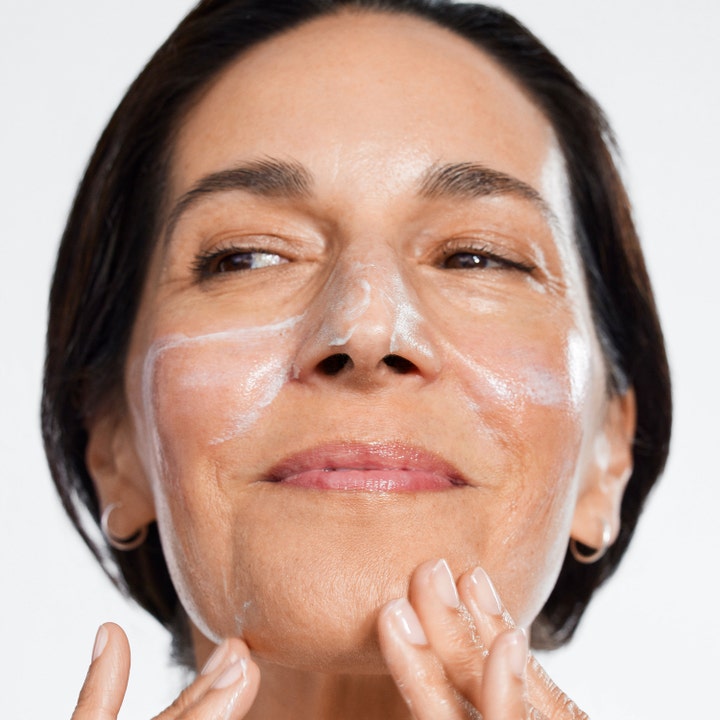 Clinique Smart Clinical Repair SPF30 50 ml rynkekorrigerende ansiktskrem med hvit tekstur påført på en kvinnes ansikt