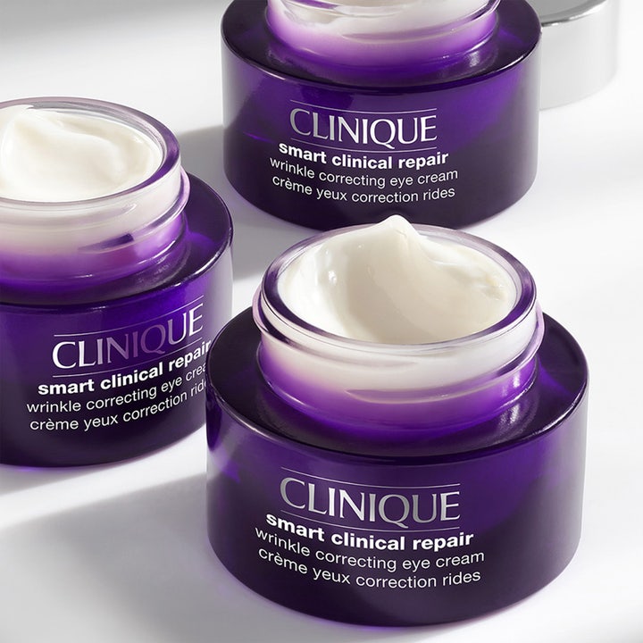 Clinique Smart Clinical Repair Wrinkle Eye Cream 30 ml øyekrem i lilla krukker med fyldig, hvit tekstur.