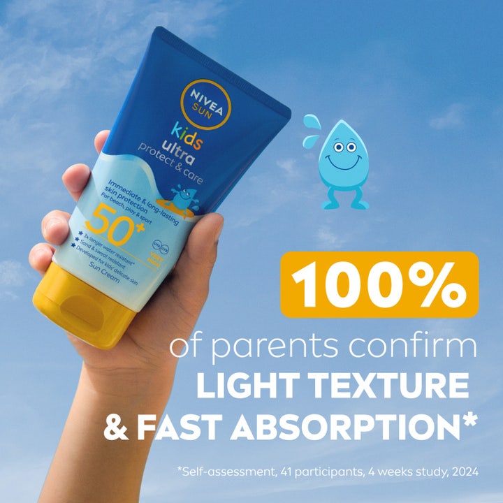 NIVEA Kids Ultra Protect & Play 150 ml SPF50+ solkrem mot sand og vann balansert på hodet til en smilende gutt.