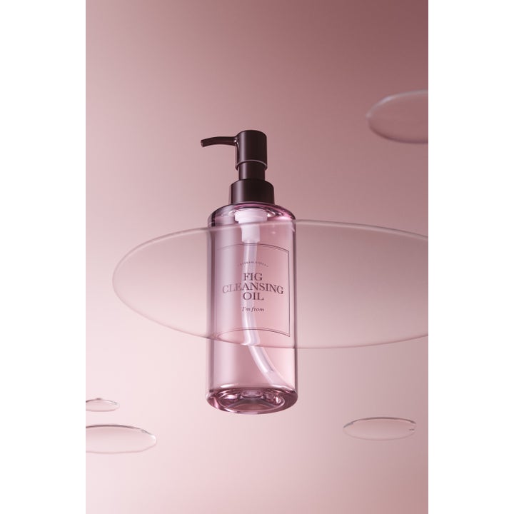 I'm from Fig Cleansing Oil 200 ml ansiktsrens i lilla flaske med pumpe svevende blant gjennomsiktige dråper