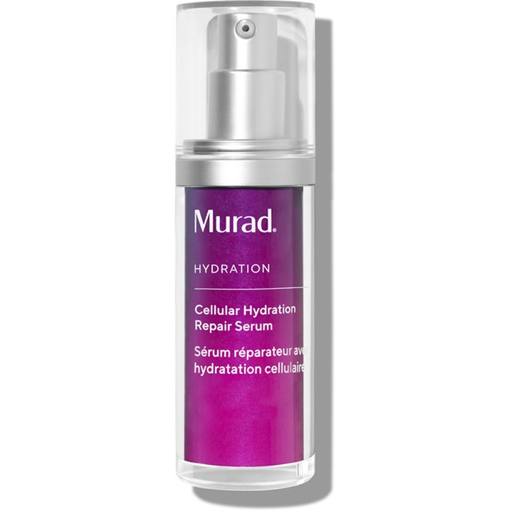Murad Cellular Hydration Repair Serum fuktighetsgivende serum i lilla metallisk flaske med gjennomsiktig hette og sølvpumpe.