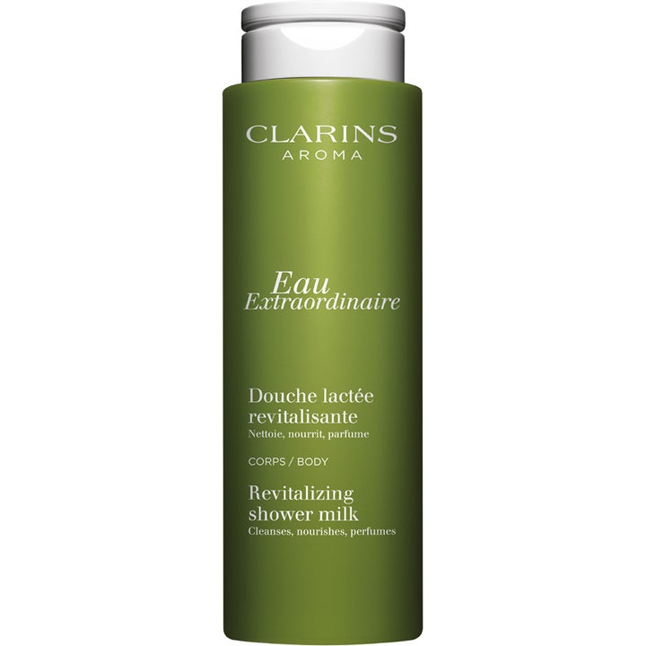 Clarins Eau Extraordinaire 200 ml vitaliserende dusjmelk som pleier huden i en olivengrønn flaske med hvitt lokk.
