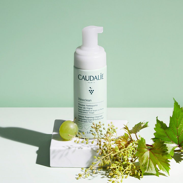 Caudalie Vinoclean Instant Foaming Cleanser 150 ml rengjøringsskum i hvit pumpflaske med grønne druer og blader