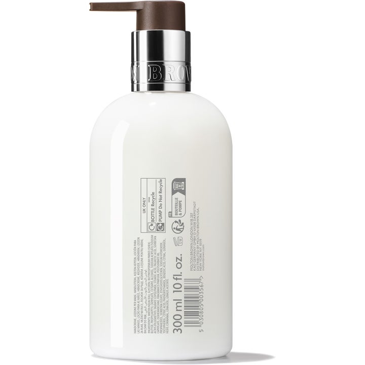 Molton Brown Refined White Mulberry 300 ml fuktighetsgivende håndkrem i hvit pumpeflaske vist fra baksiden