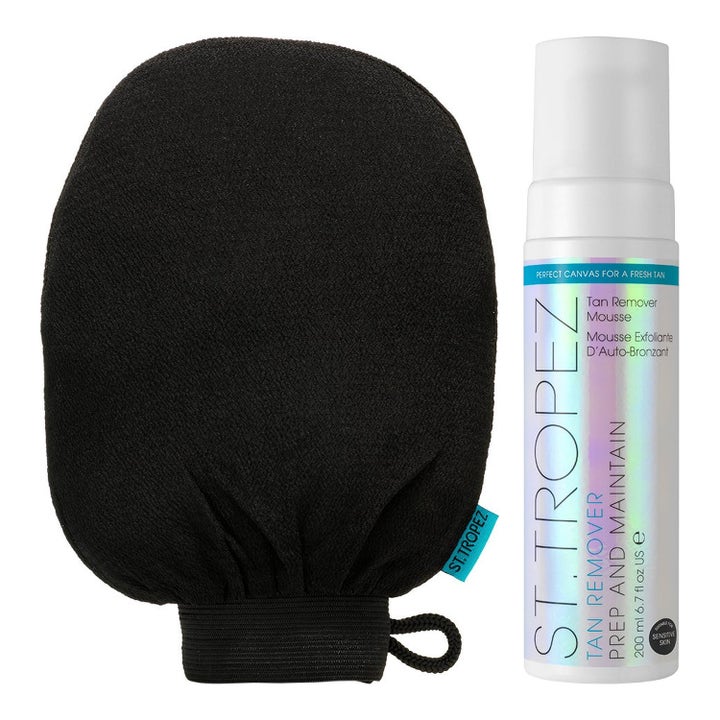 St. Tropez Tan Remover Mousse 200 ml eksfolierende mousse som fjerner selvbruning med hvit flaske og svart vott.