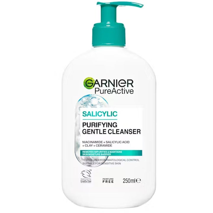 Garnier PureActive Salicylic Purifying Gentle Cleanser 250ml renser huden med salisylsyre i hvit flaske med turkis pumpe