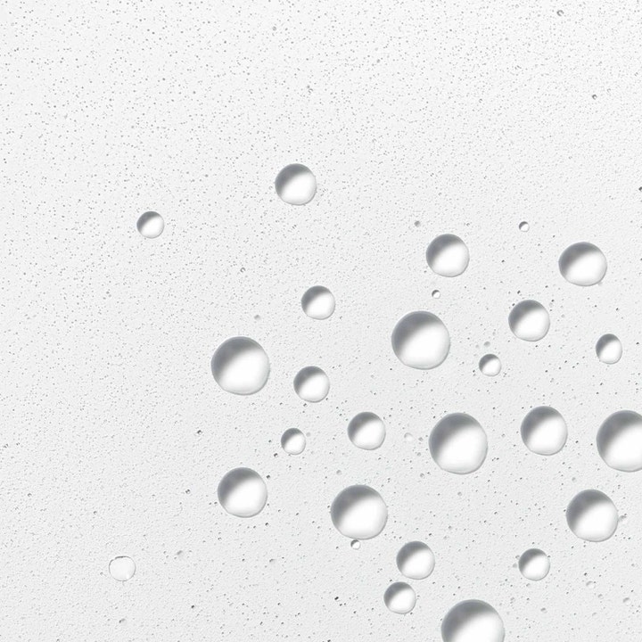 Dermalogica Hyaluronic Ceramide Mist 150 ml fuktighetsgivende ansiktsmist viser tekstur av vanndråper og fin tåke