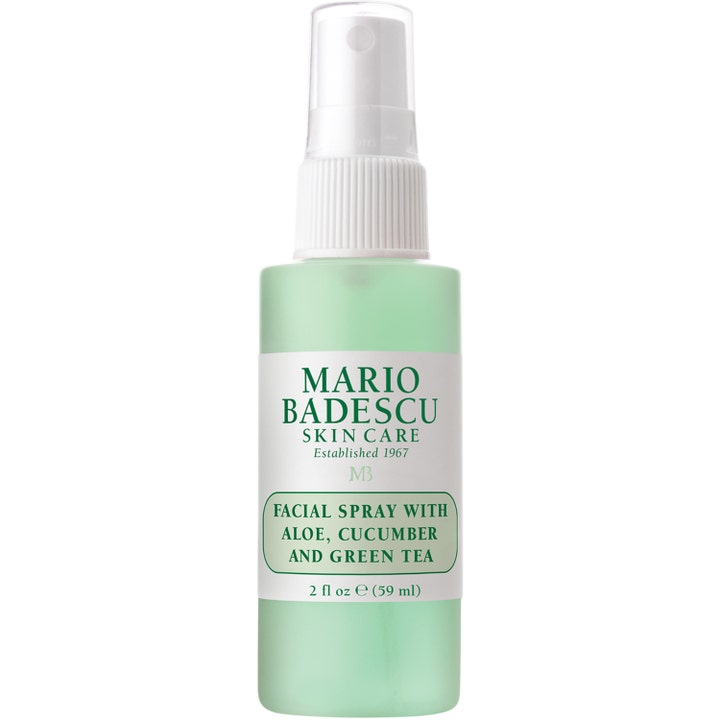 Mario Badescu Facial Spray with Aloe, Cucumber and Green Tea 59 ml oppfriskende ansiktsspray i klar flaske med grønn væske.
