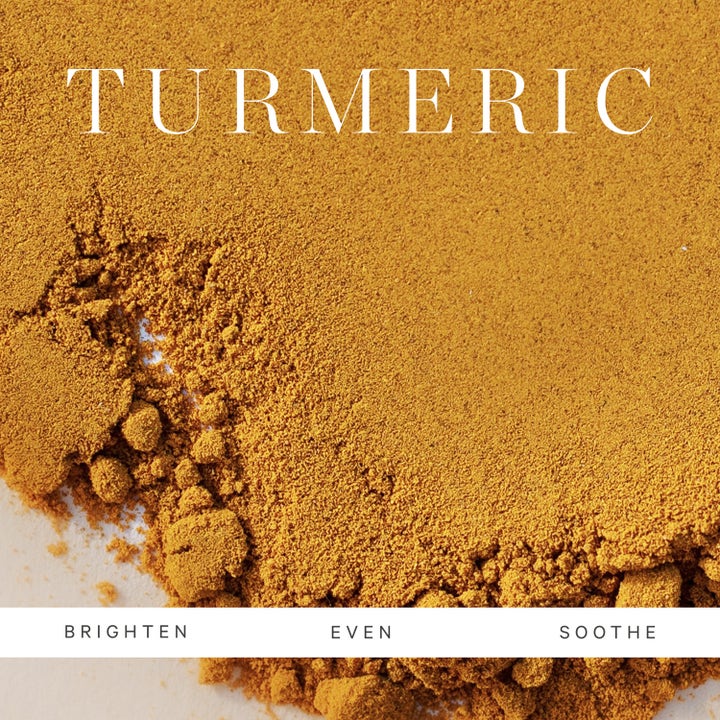 KORA Organics Turmeric Glow Moisturizer 15 ml ansiktskrem med gult gurkemeiepulver og tekstene Brighten Even Soothe.