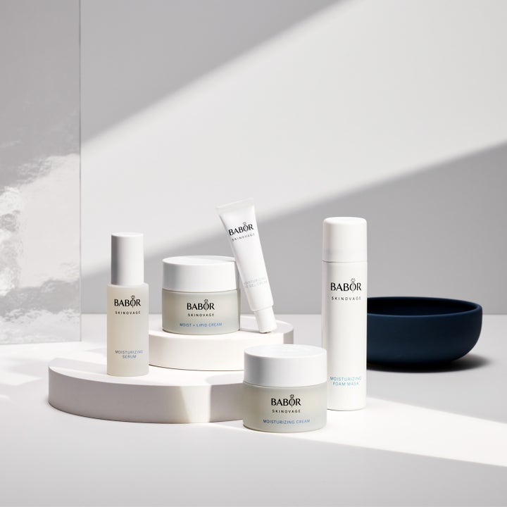 Babor Moisturizing Serum 30 ml fuktserum i hvit glassflaske sammen med andre Babor Skinovage-produkter.