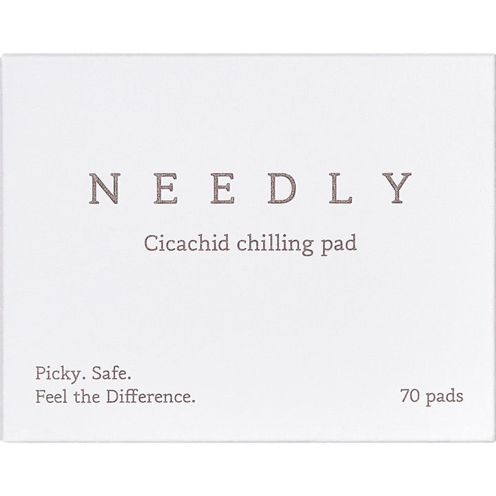 NEEDLY Cicachid Chilling Pad 70 pads beroligende ansiktsmaske i hvit minimalistisk ytteremballasje av papp