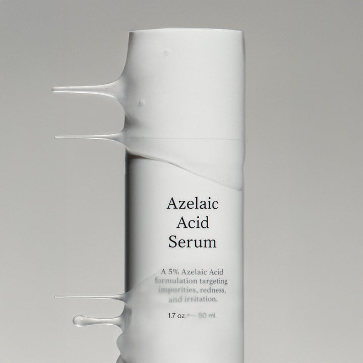 Jorgobé 5% Azelaic Acid Treatment 50 ml serum mot rødhet med hvit kremet tekstur som dras ut fra flasken.